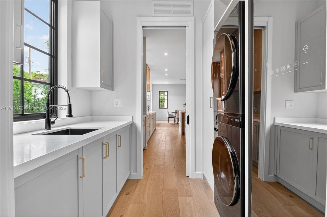 Active With Contract: $4,990,000 (6 beds, 7 baths, 4135 Square Feet)