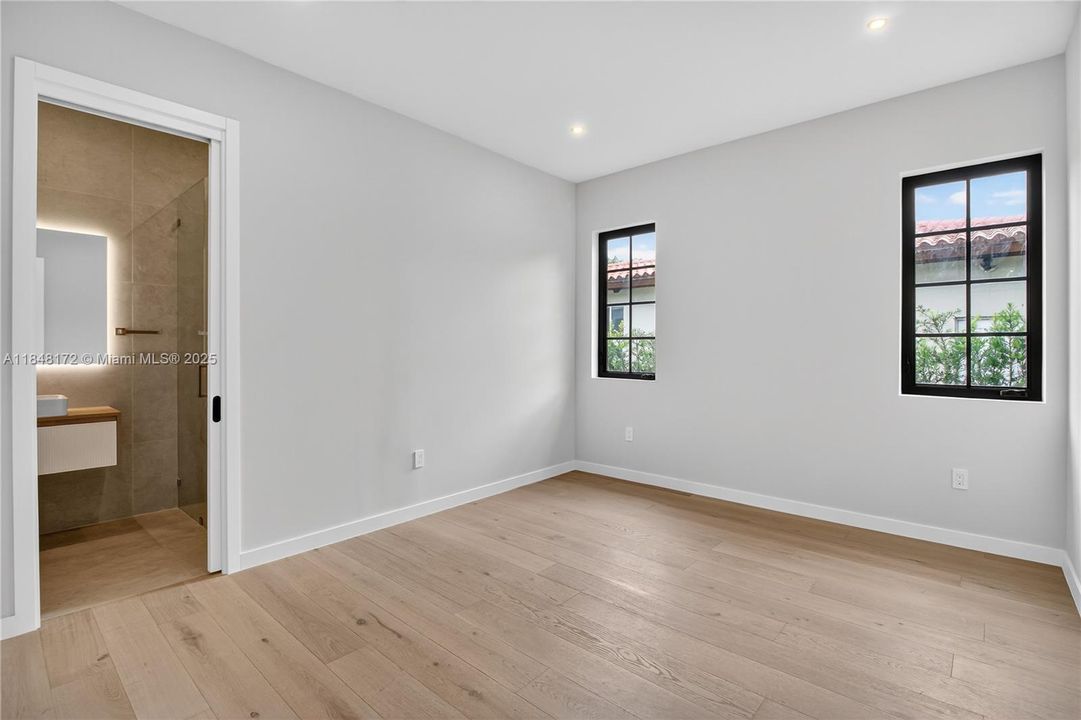 Active With Contract: $4,990,000 (6 beds, 7 baths, 4135 Square Feet)