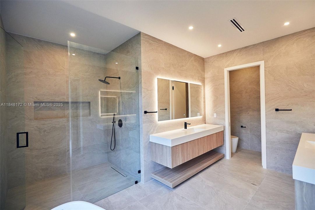 Active With Contract: $4,990,000 (6 beds, 7 baths, 4135 Square Feet)