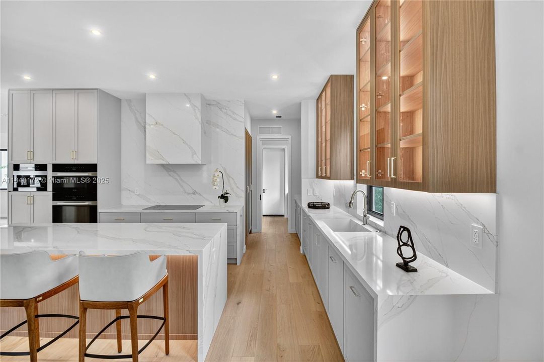 Active With Contract: $4,990,000 (6 beds, 7 baths, 4135 Square Feet)