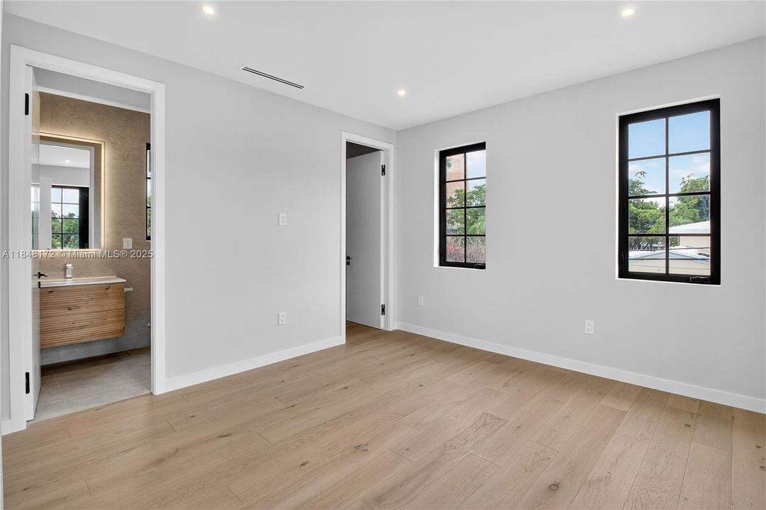 Active With Contract: $4,990,000 (6 beds, 7 baths, 4135 Square Feet)