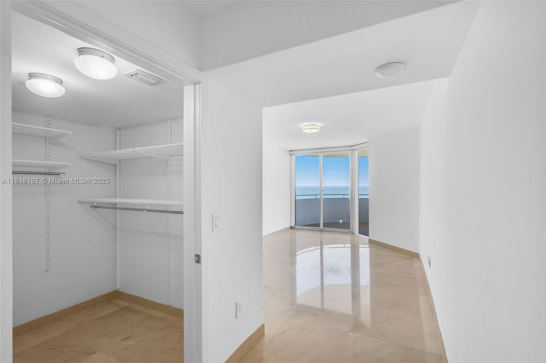 Master Walking Closet