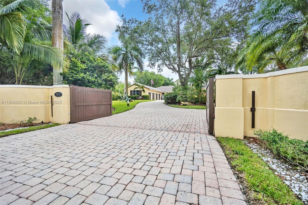 For Sale: $4,700,000 (7 beds, 6 baths, 5007 Square Feet)