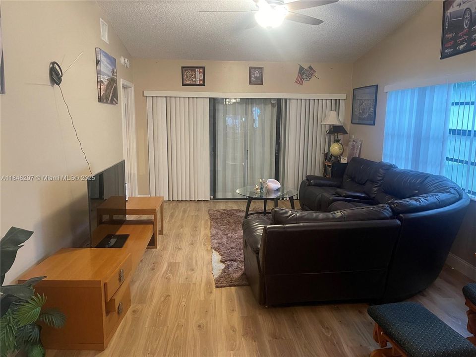 待售: $364,999 (2 贝兹, 2 浴室, 1038 平方英尺)