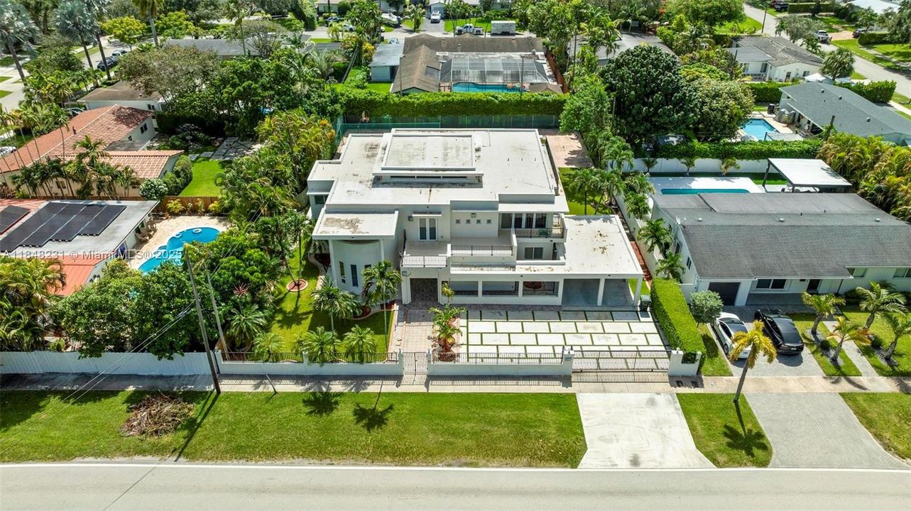 Activo con contrato: $3,145,000 (5 camas, 5 baños, 5693 Pies cuadrados)