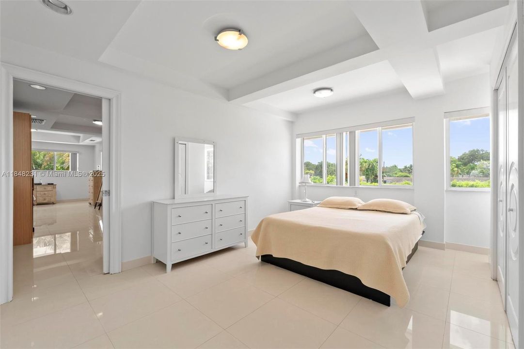 Activo con contrato: $3,145,000 (5 camas, 5 baños, 5693 Pies cuadrados)