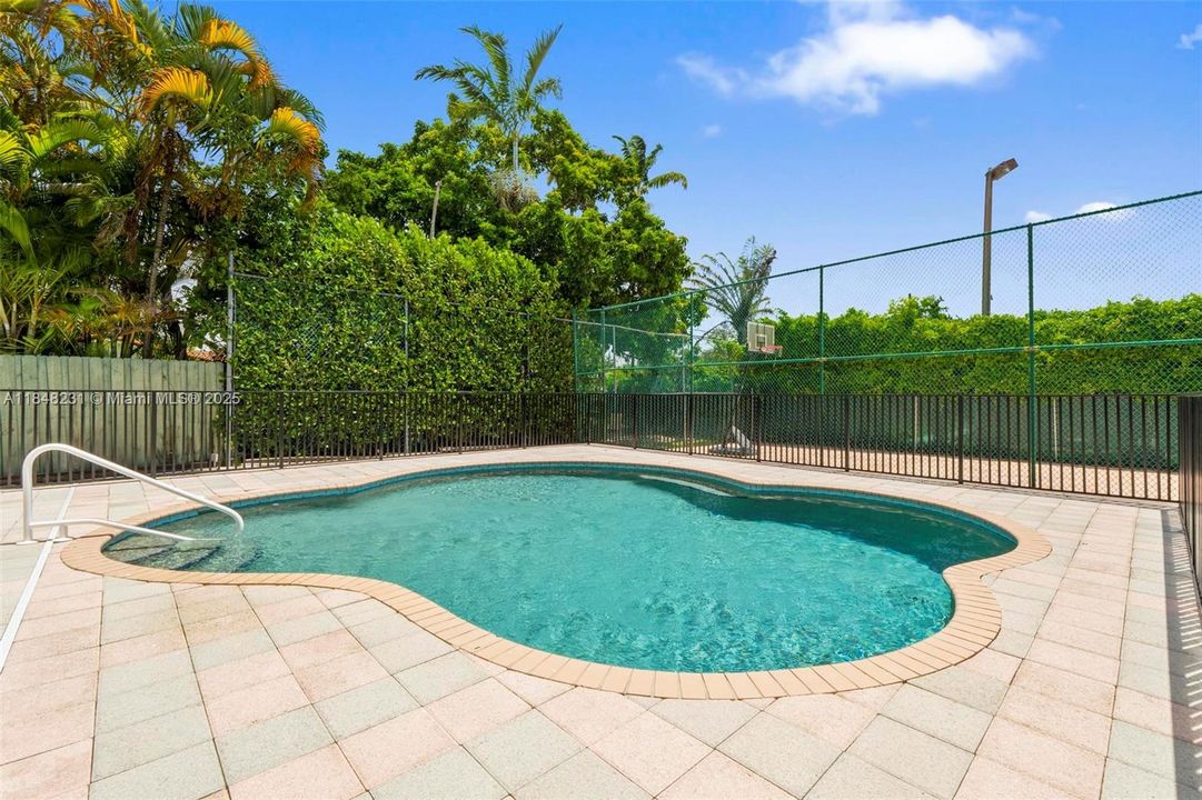 Activo con contrato: $3,145,000 (5 camas, 5 baños, 5693 Pies cuadrados)