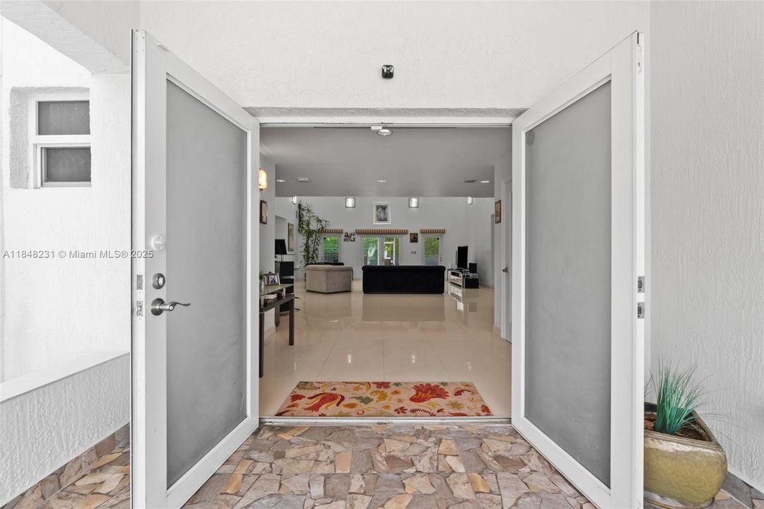 Activo con contrato: $3,145,000 (5 camas, 5 baños, 5693 Pies cuadrados)