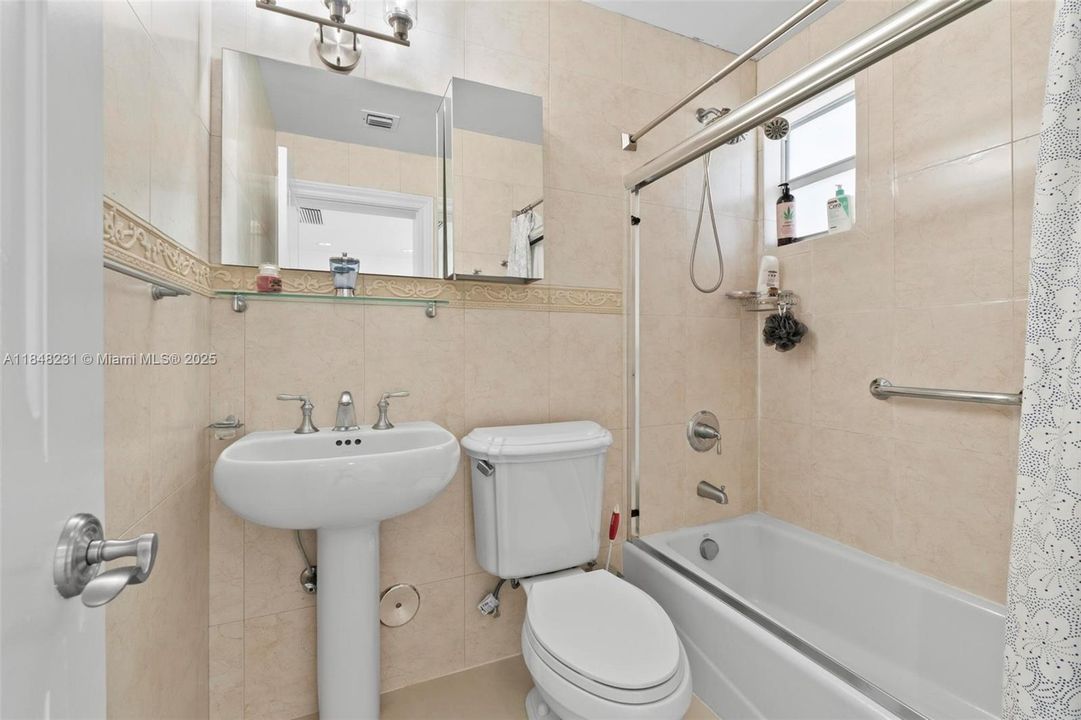 Activo con contrato: $3,145,000 (5 camas, 5 baños, 5693 Pies cuadrados)