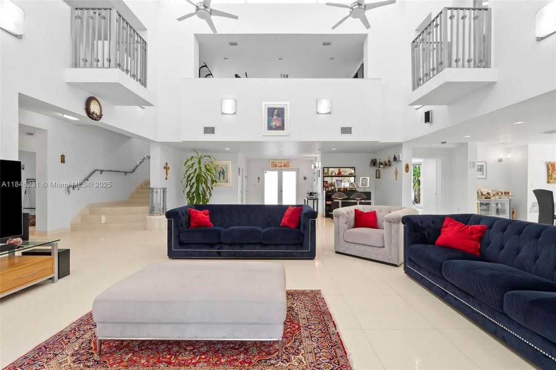 Activo con contrato: $3,145,000 (5 camas, 5 baños, 5693 Pies cuadrados)