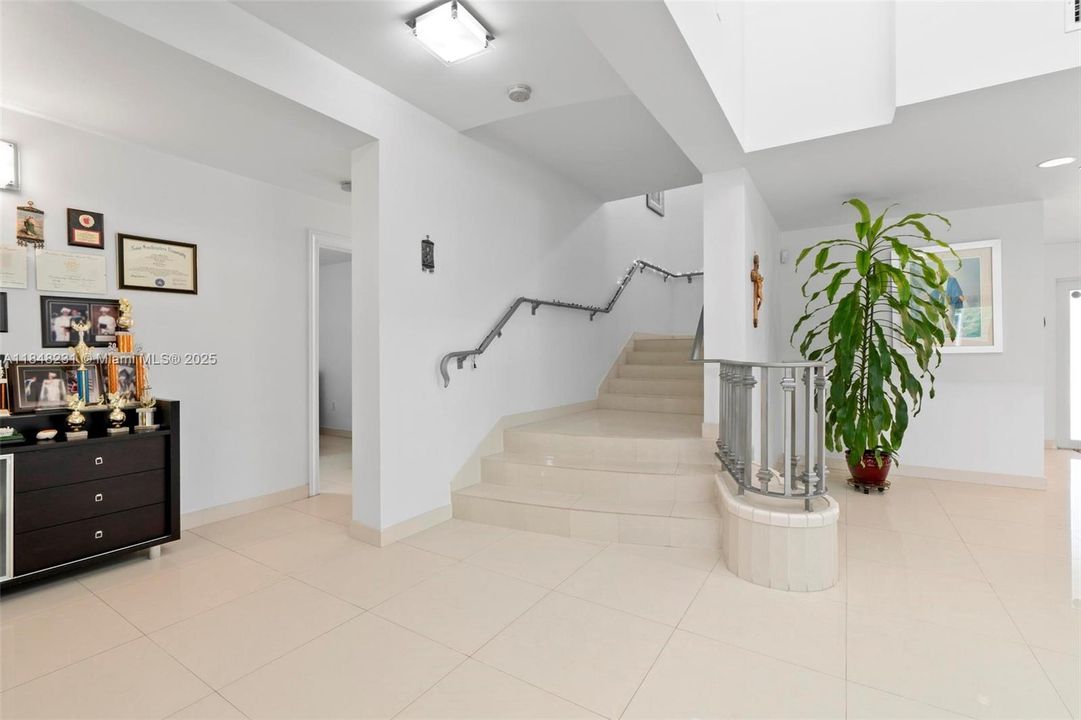 Activo con contrato: $3,145,000 (5 camas, 5 baños, 5693 Pies cuadrados)