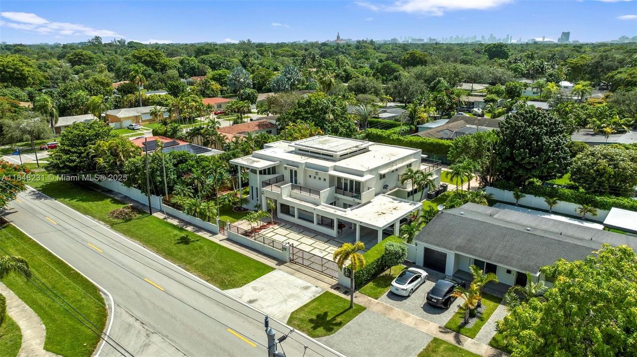 Activo con contrato: $3,145,000 (5 camas, 5 baños, 5693 Pies cuadrados)