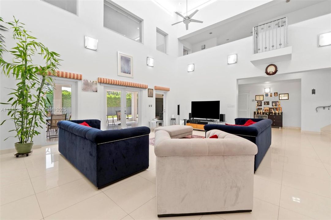 Activo con contrato: $3,145,000 (5 camas, 5 baños, 5693 Pies cuadrados)