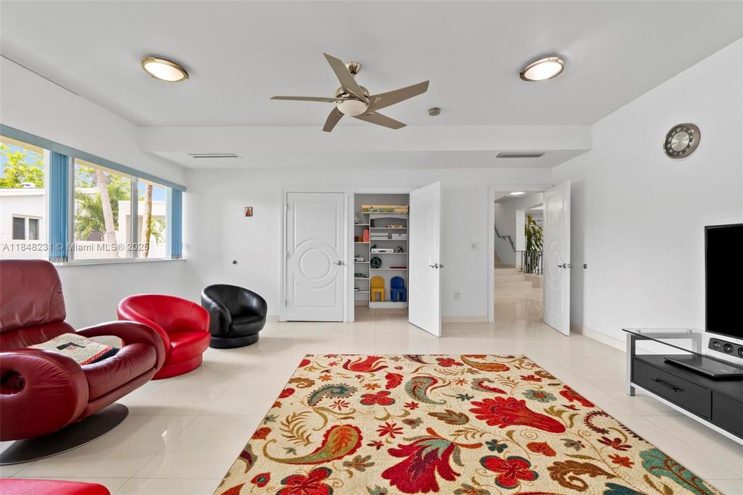 Activo con contrato: $3,145,000 (5 camas, 5 baños, 5693 Pies cuadrados)