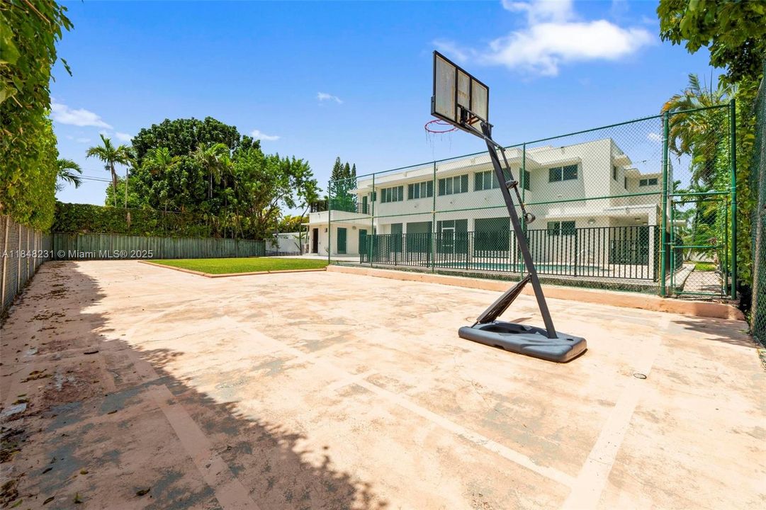 Activo con contrato: $3,145,000 (5 camas, 5 baños, 5693 Pies cuadrados)