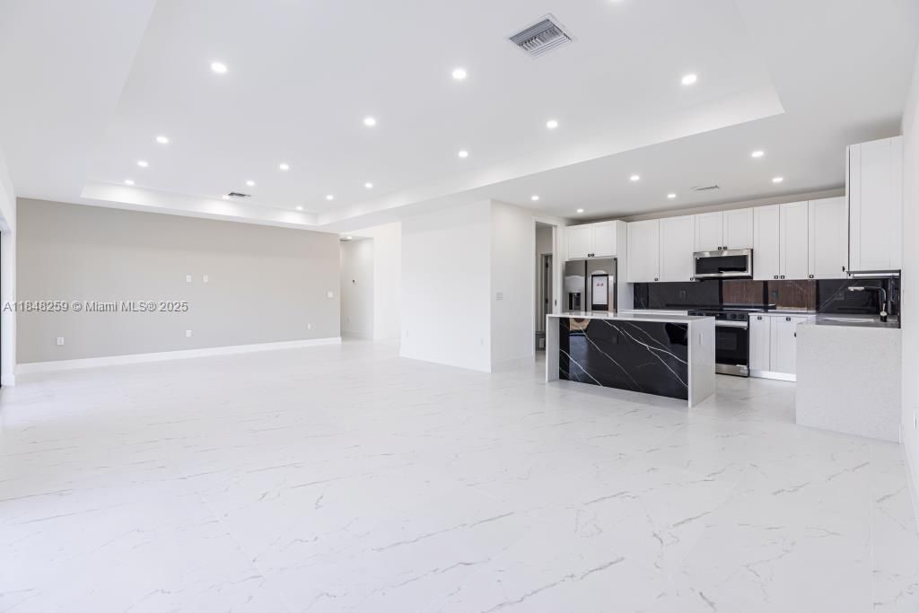 待售: $449,000 (4 贝兹, 2 浴室, 0 平方英尺)