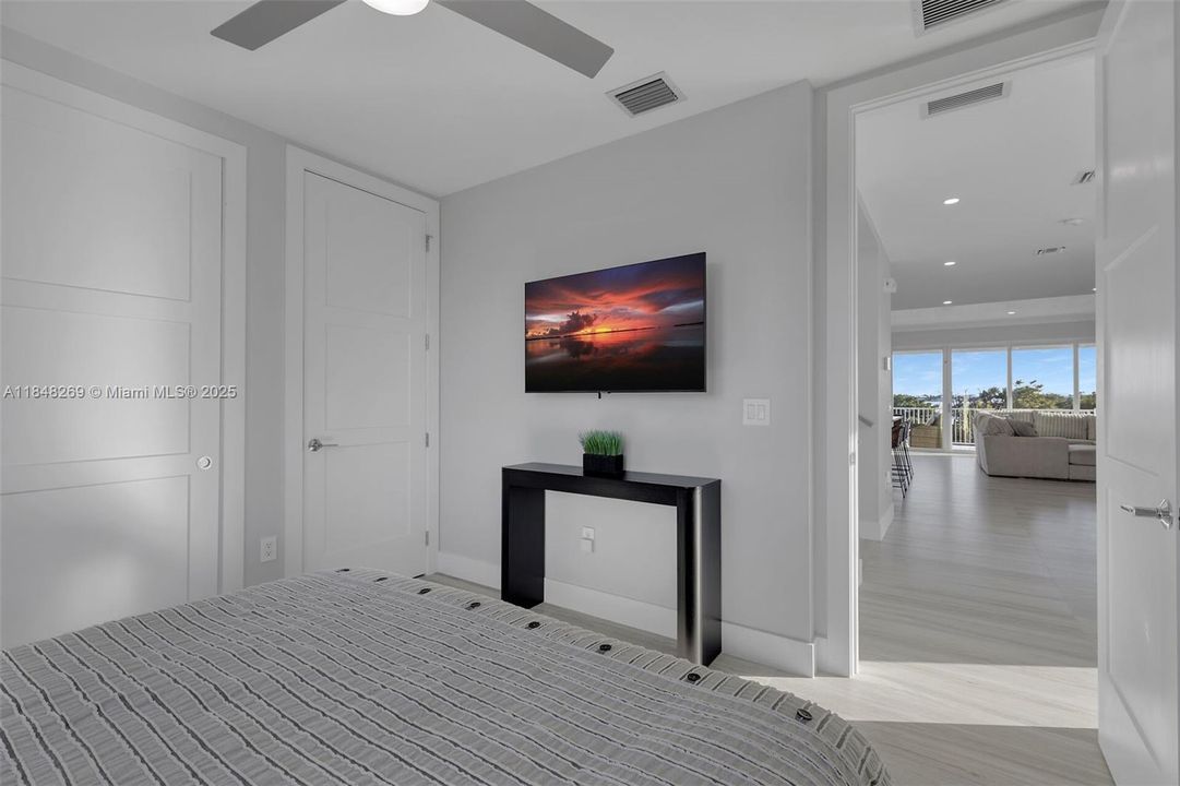 Recently Sold: $2,899,000 (4 beds, 4 baths, 2824 Square Feet)