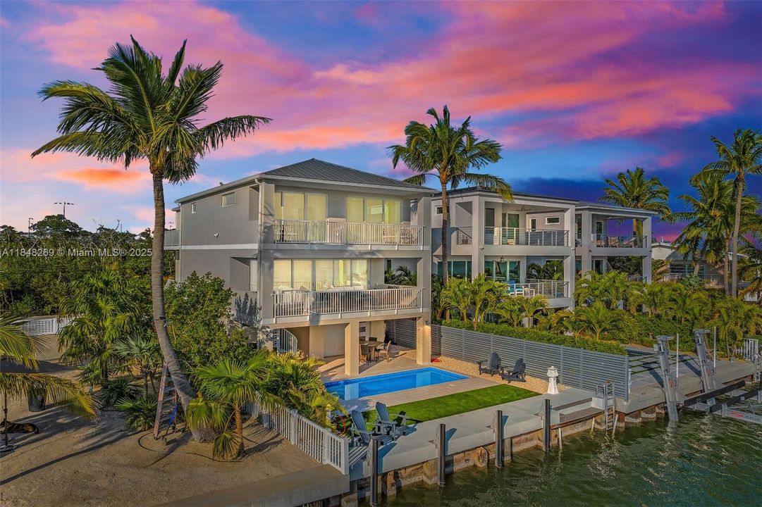 Recently Sold: $2,899,000 (4 beds, 4 baths, 2824 Square Feet)