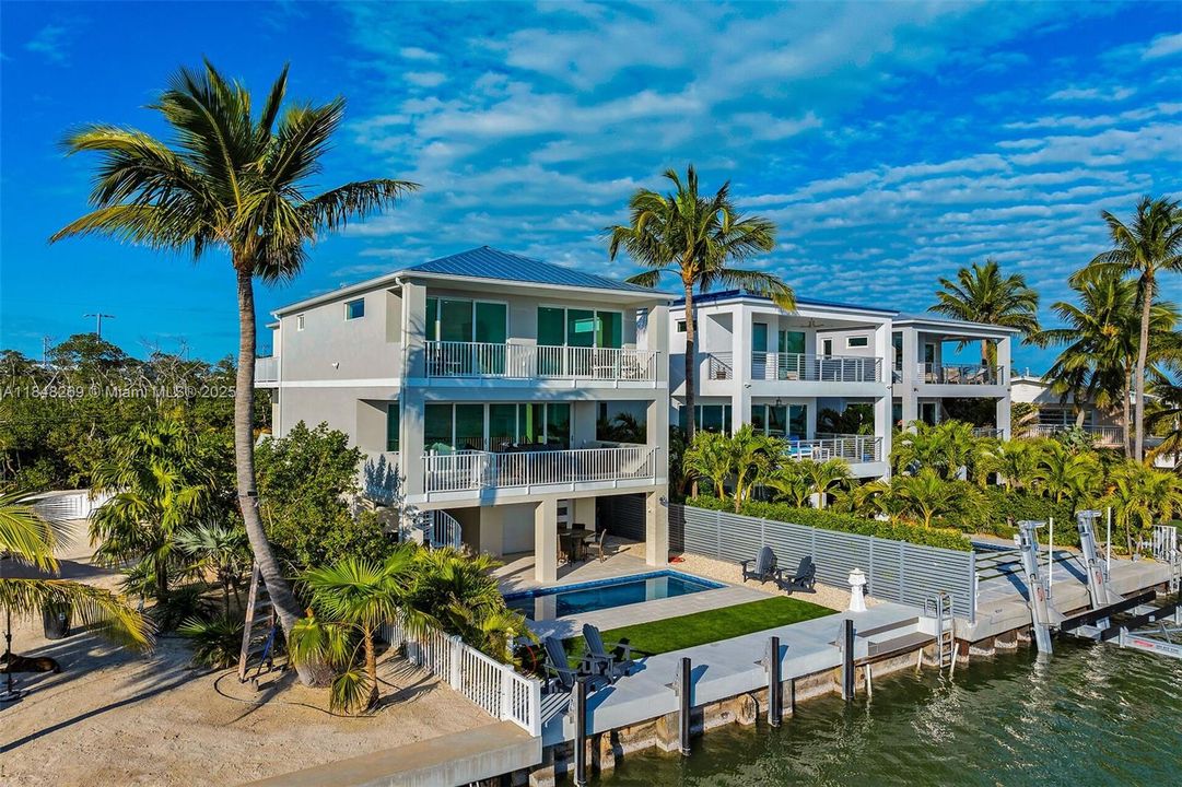 Recently Sold: $2,899,000 (4 beds, 4 baths, 2824 Square Feet)