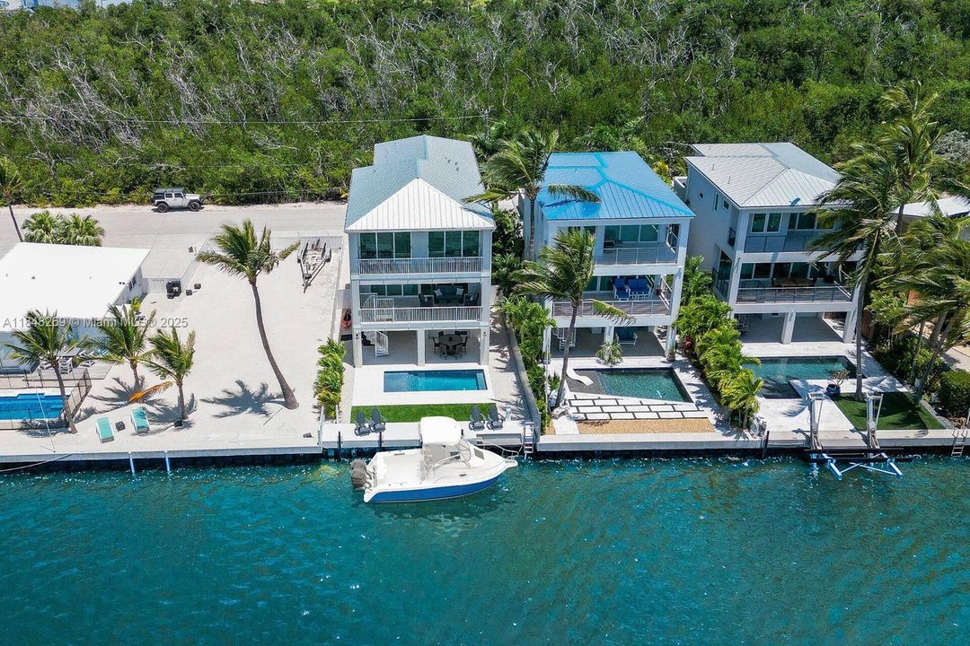 Recently Sold: $2,899,000 (4 beds, 4 baths, 2824 Square Feet)