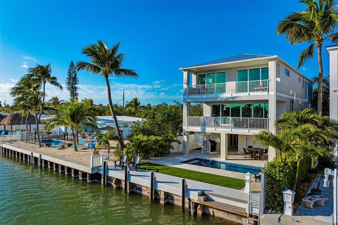 Recently Sold: $2,899,000 (4 beds, 4 baths, 2824 Square Feet)