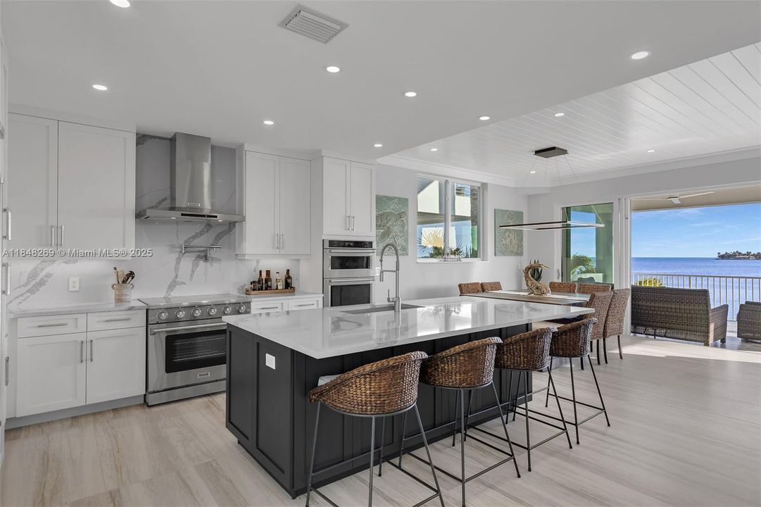 Recently Sold: $2,899,000 (4 beds, 4 baths, 2824 Square Feet)