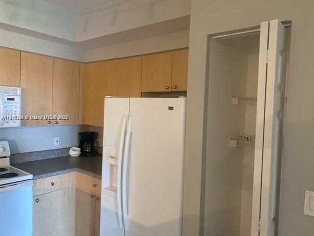 Activo con contrato: $253,000 (2 camas, 2 baños, 981 Pies cuadrados)