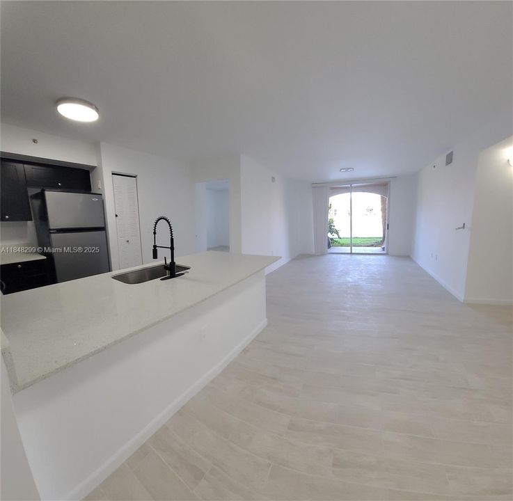 待售: $340,000 (2 贝兹, 2 浴室, 966 平方英尺)