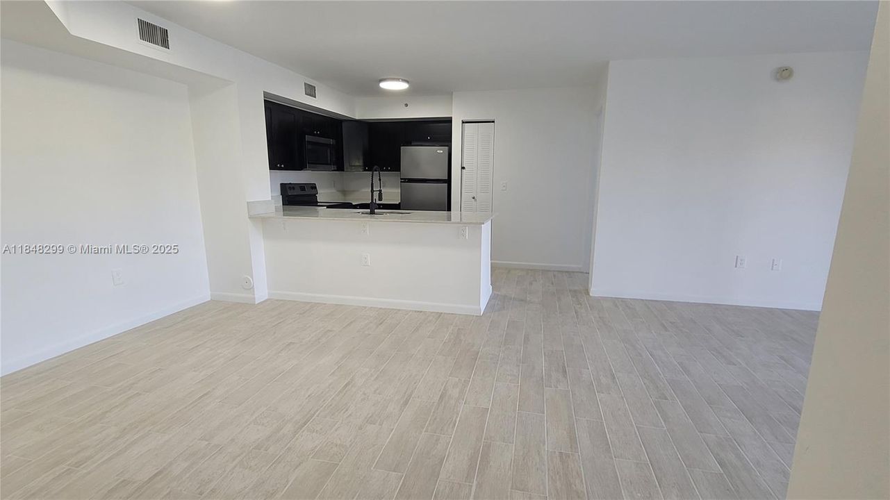 待售: $340,000 (2 贝兹, 2 浴室, 966 平方英尺)