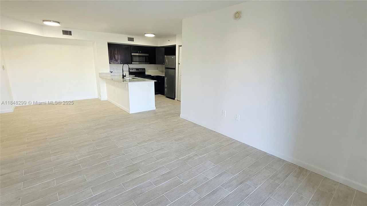 待售: $340,000 (2 贝兹, 2 浴室, 966 平方英尺)