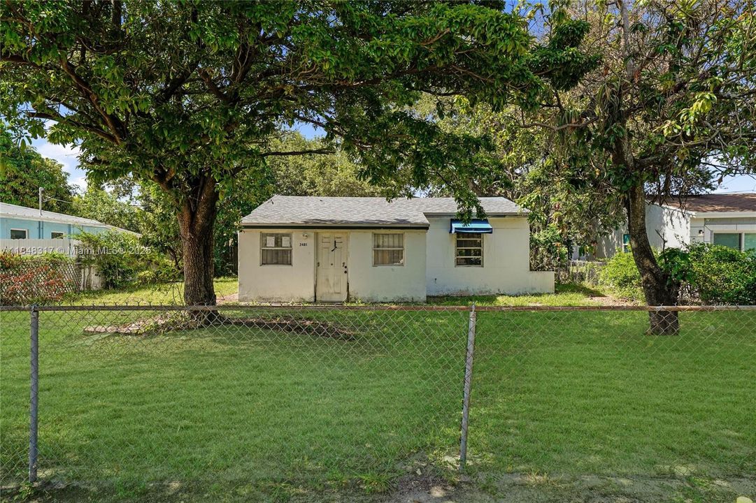 Active With Contract: $285,000 (2 beds, 1 baths, 864 Square Feet)