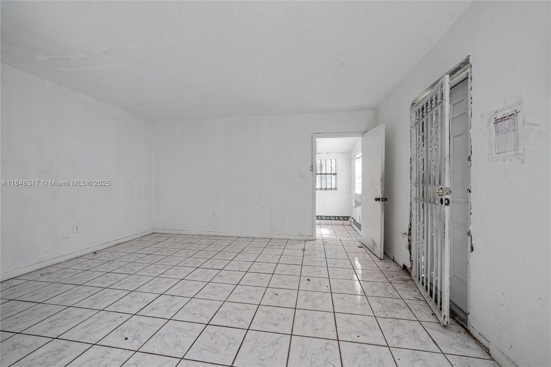 Active With Contract: $285,000 (2 beds, 1 baths, 864 Square Feet)