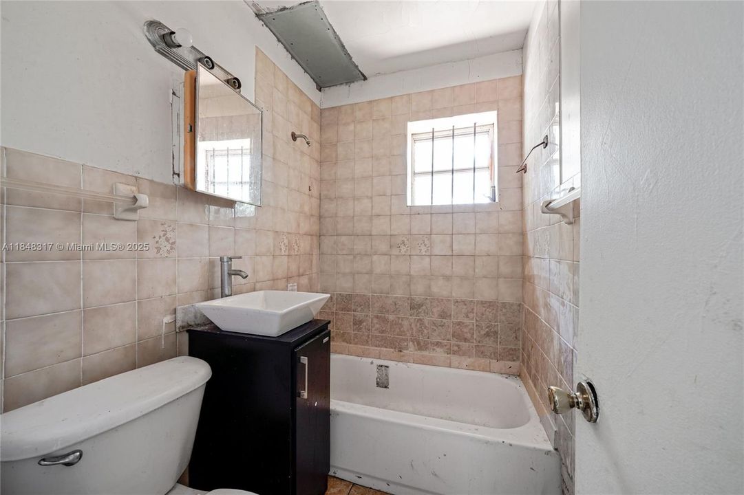 Active With Contract: $285,000 (2 beds, 1 baths, 864 Square Feet)