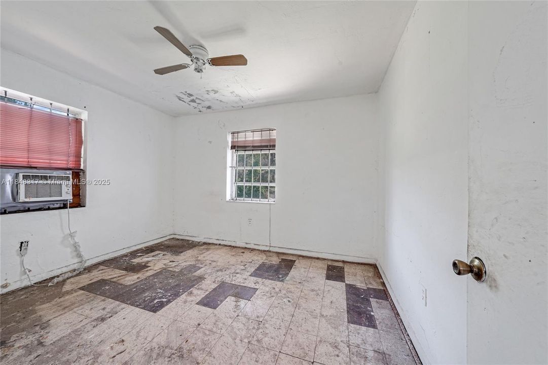 Active With Contract: $285,000 (2 beds, 1 baths, 864 Square Feet)