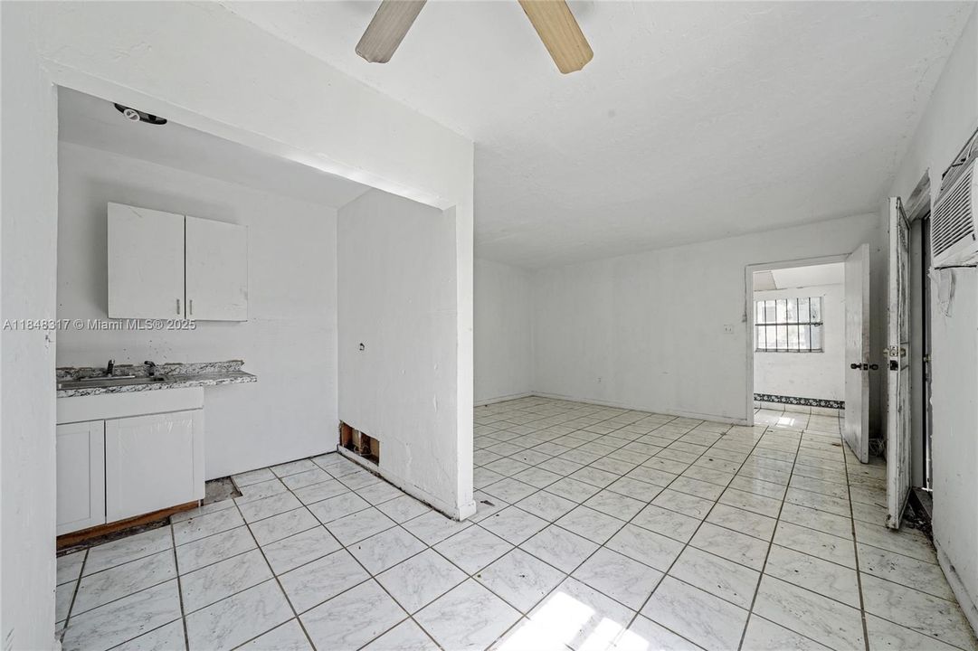 Active With Contract: $285,000 (2 beds, 1 baths, 864 Square Feet)