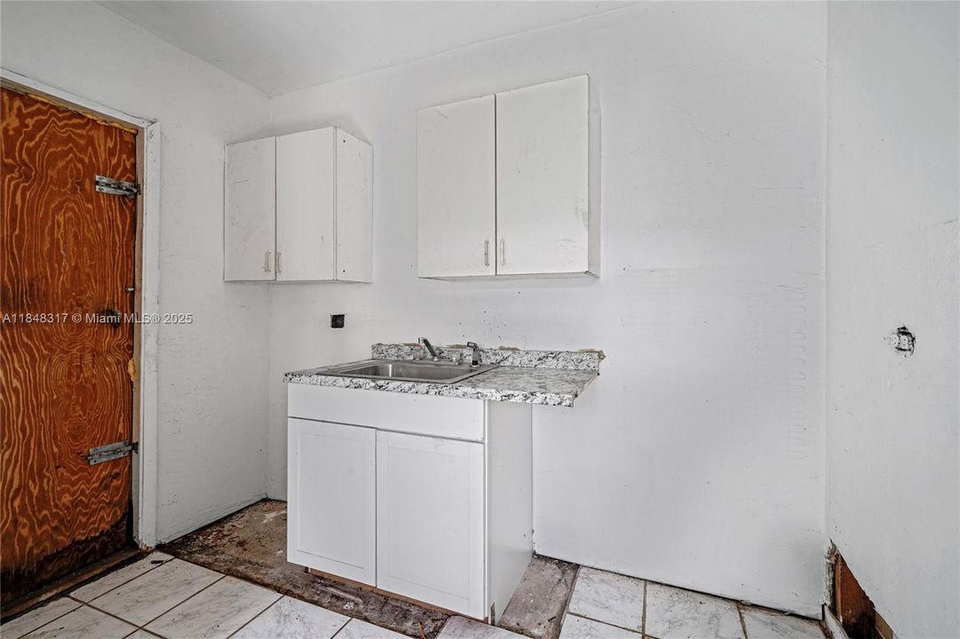 Active With Contract: $285,000 (2 beds, 1 baths, 864 Square Feet)