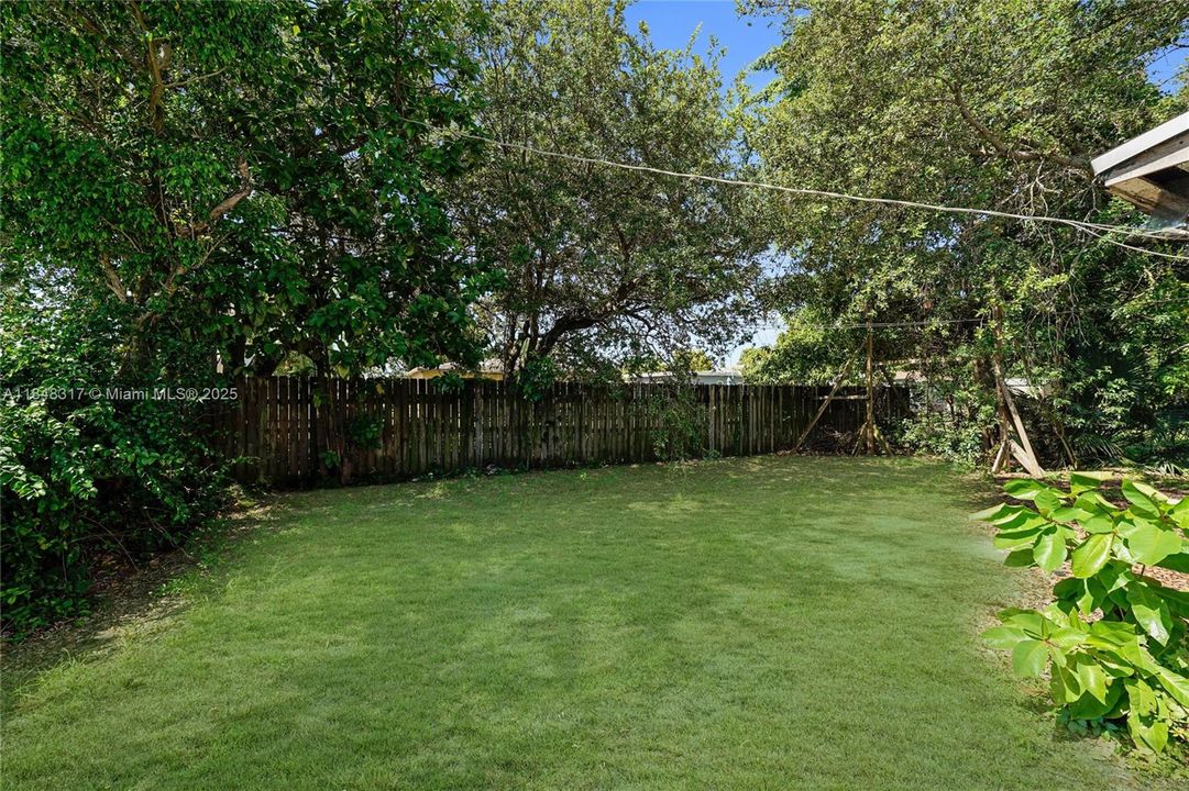 Active With Contract: $285,000 (2 beds, 1 baths, 864 Square Feet)