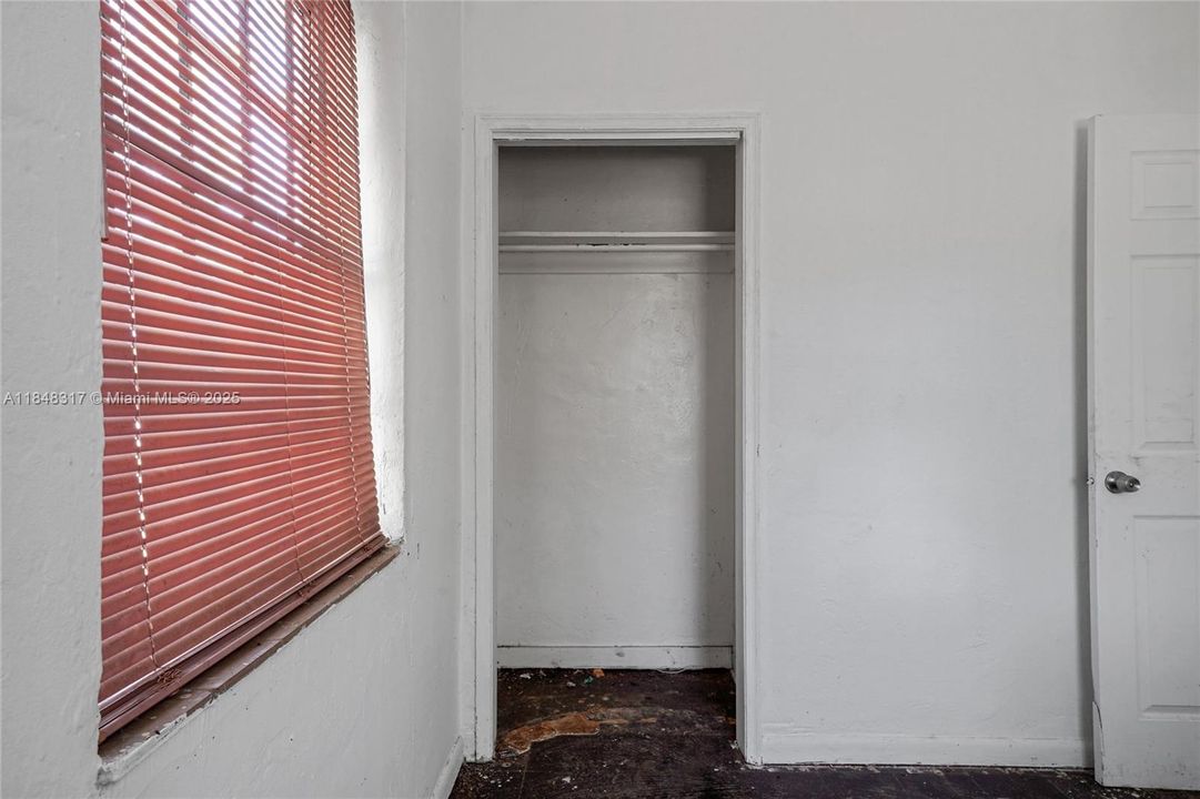 Active With Contract: $285,000 (2 beds, 1 baths, 864 Square Feet)