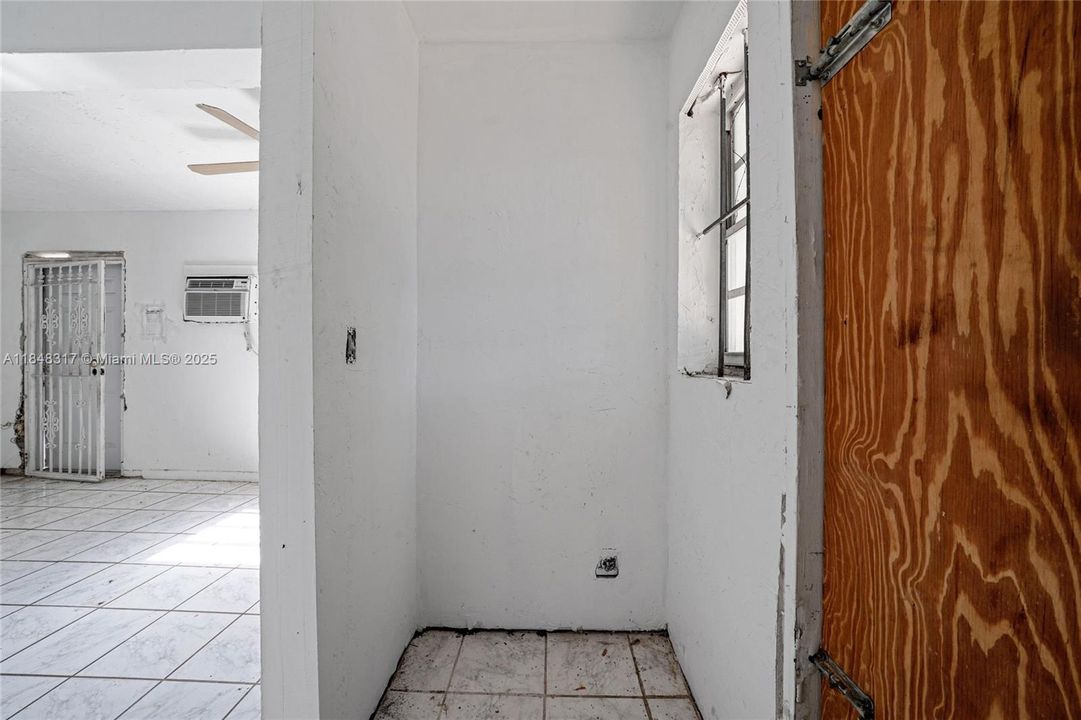 Active With Contract: $285,000 (2 beds, 1 baths, 864 Square Feet)