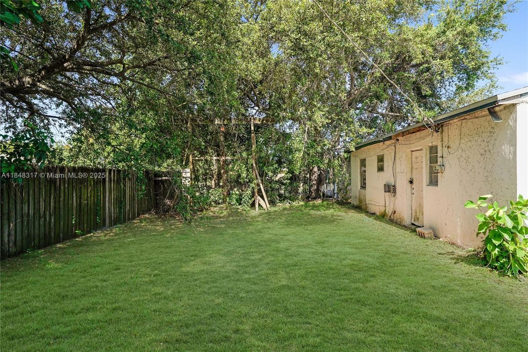 Active With Contract: $285,000 (2 beds, 1 baths, 864 Square Feet)