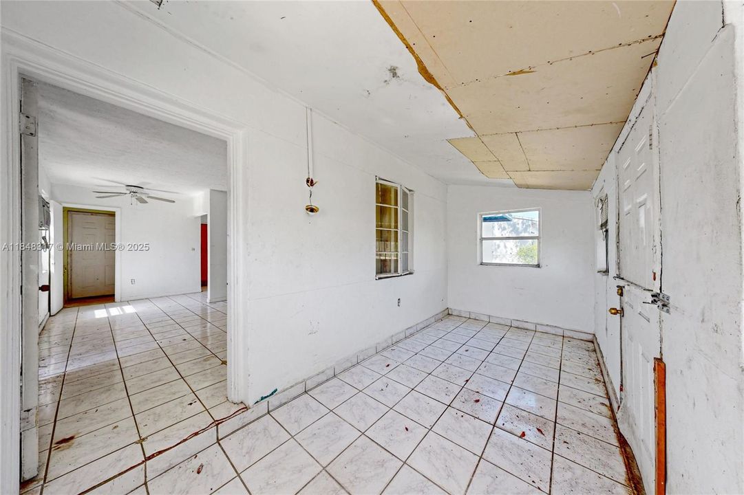 Active With Contract: $285,000 (2 beds, 1 baths, 864 Square Feet)