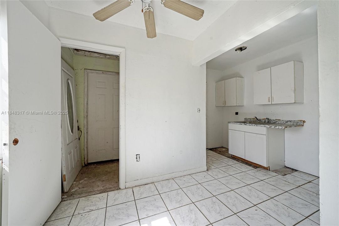 Active With Contract: $285,000 (2 beds, 1 baths, 864 Square Feet)