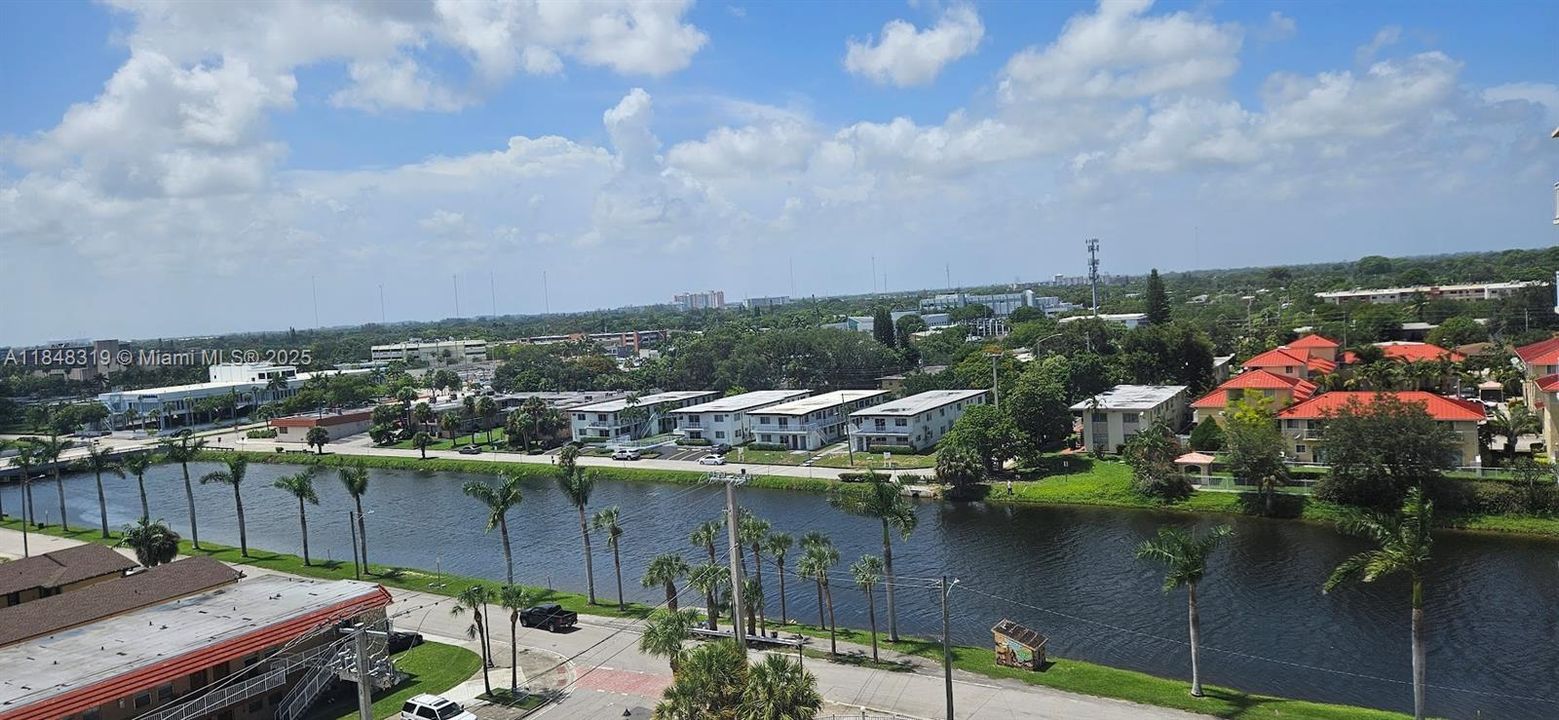 For Sale: $165,000 (1 beds, 1 baths, 790 Square Feet)