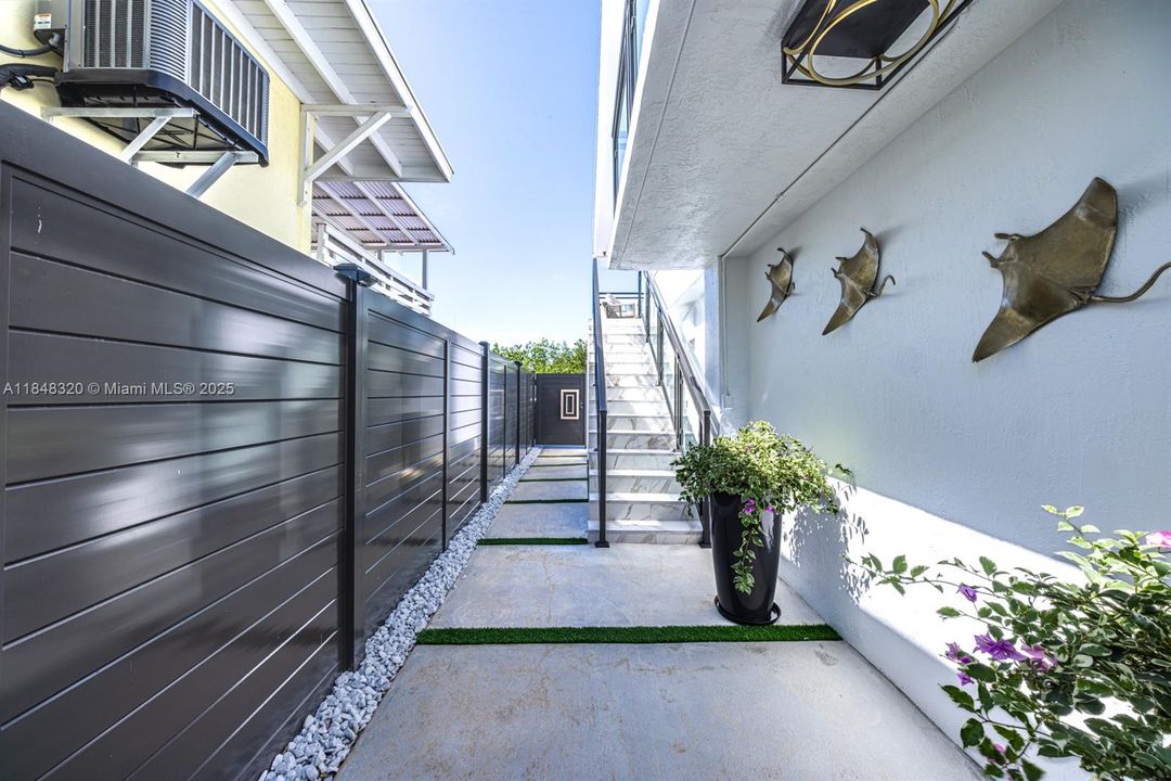 For Sale: $1,899,000 (4 beds, 4 baths, 2223 Square Feet)