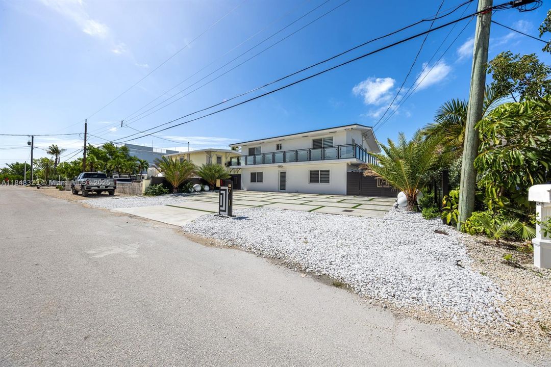 For Sale: $1,899,000 (4 beds, 4 baths, 2223 Square Feet)