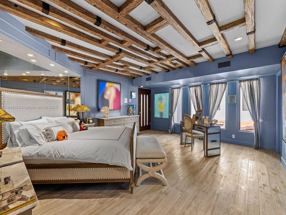 For Sale: $2,100,000 (5 beds, 5 baths, 4319 Square Feet)