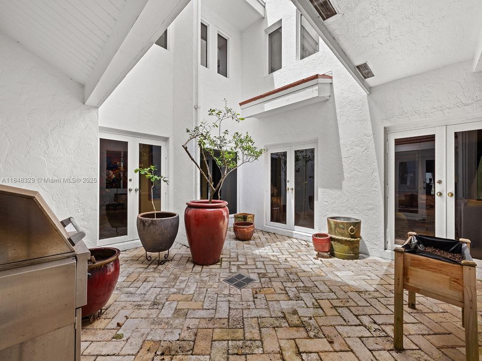 For Sale: $2,100,000 (5 beds, 5 baths, 4319 Square Feet)