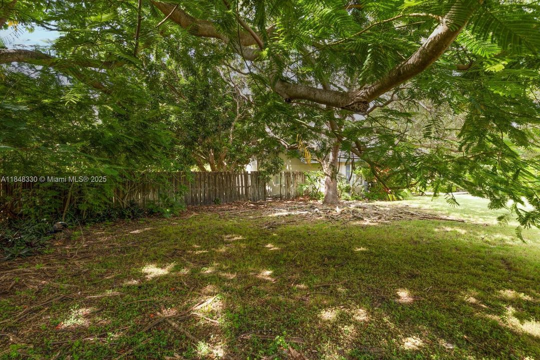 最近售出: $895,000 (5 贝兹, 3 浴室, 2814 平方英尺)