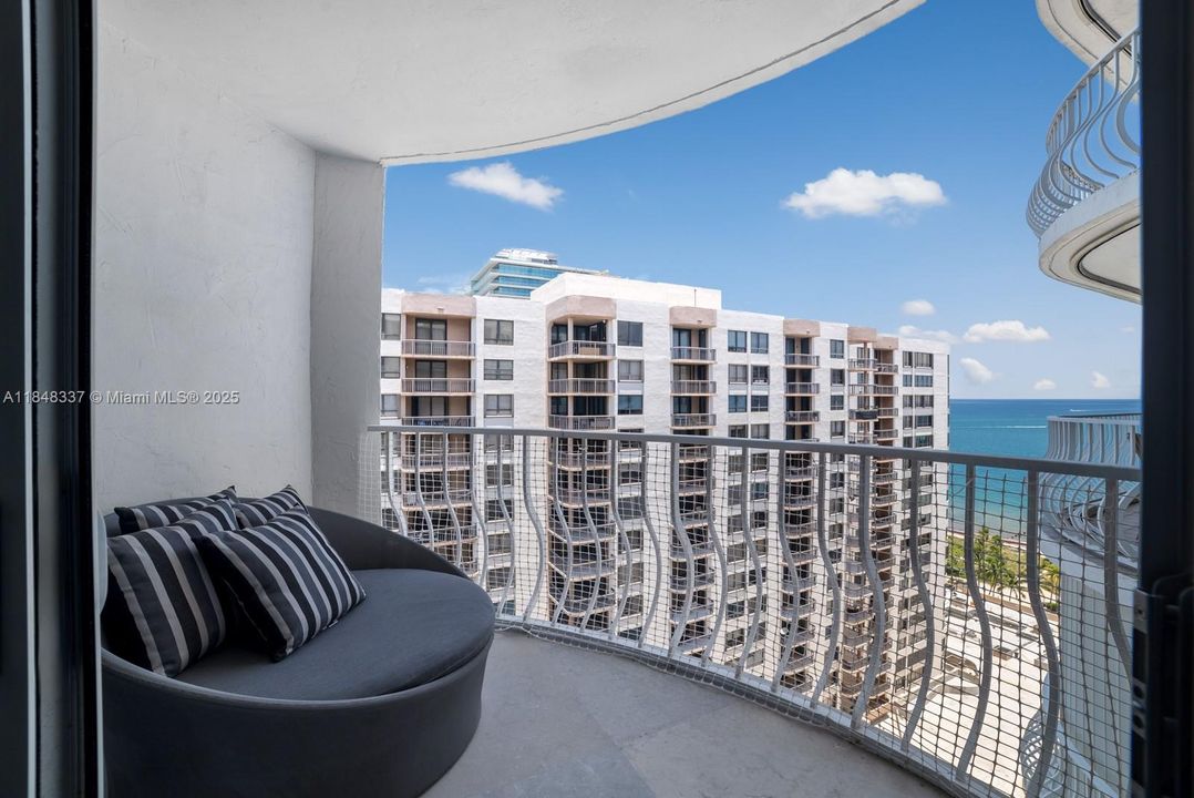 На продажу: $4,950,000 (3 спален, 2 ванн, 3300 Квадратных фут)