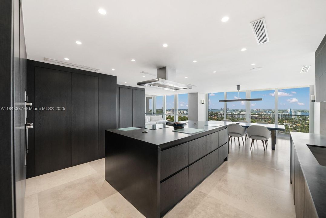 На продажу: $4,950,000 (3 спален, 2 ванн, 3300 Квадратных фут)